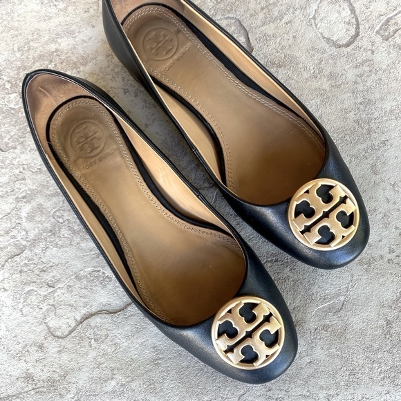 Tory Burch Shoes - Tory Burch Black Leather Loafers‎ w/Gold Medallion Logo Women's Size 5